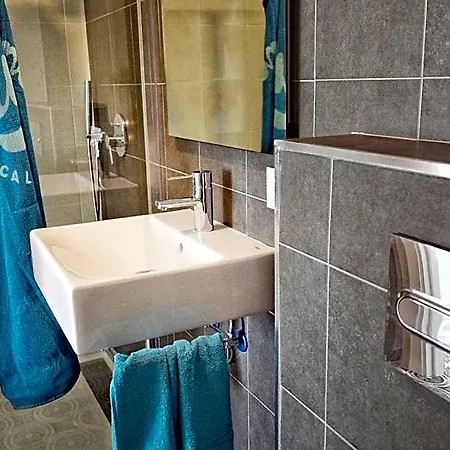 Mamboo Hotel 2*